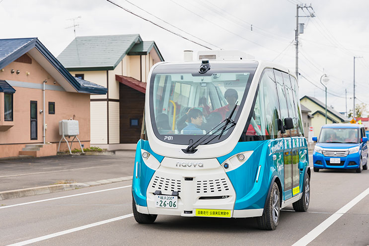 行動を走る自動運転バス