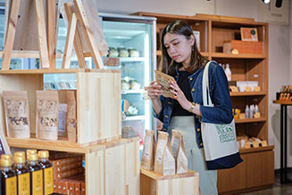 売店でお土産を選ぶ人